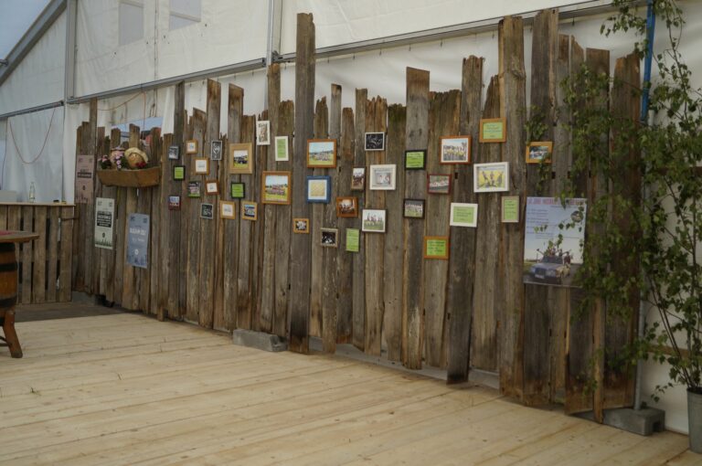 Die wunderschöne Bilderwand mit vielen Erinnerungsfotos