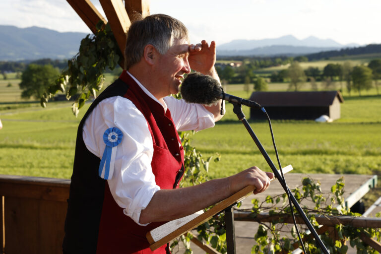 Auch Christian Helminger, als Musikalischer Leiter richtete Grußworte an die versammelten Vereine