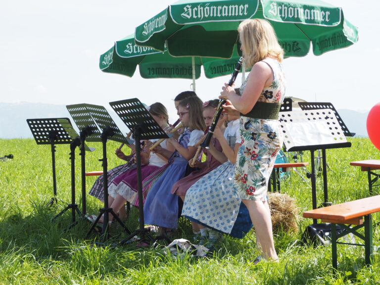 Beate Rehrl mit Ihren Flötenkindern aus der musikalischen Früherziehung.