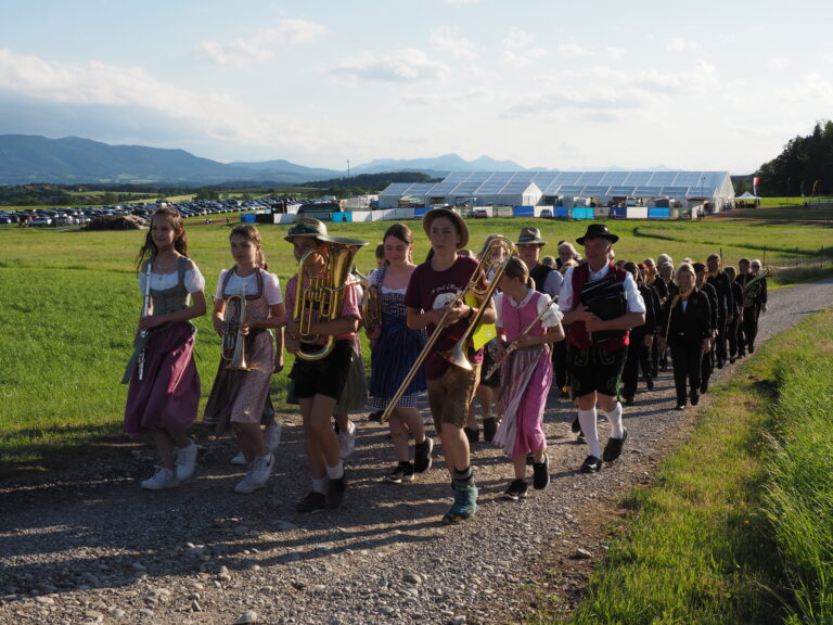 Die Jugendgruppe auf dem Weg zum Festabend-Gottesdienst