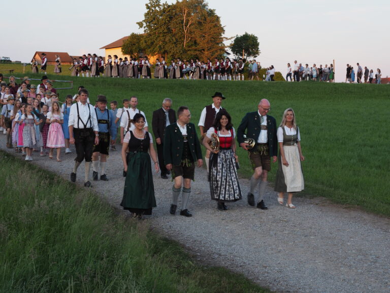 Der Festzug auf dem Weg zurück zum Zelt