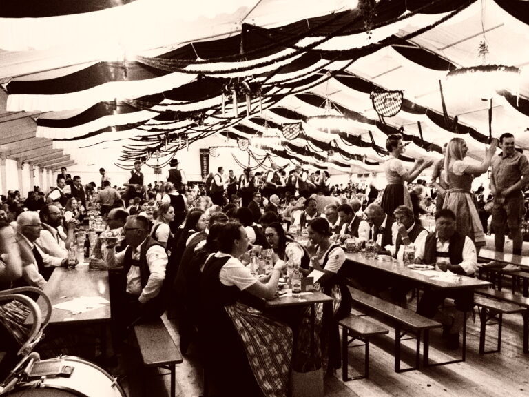 Ausgelassene Stimmung im Zelt - es war ja schließlich das erste Bierzelt seit Langem.