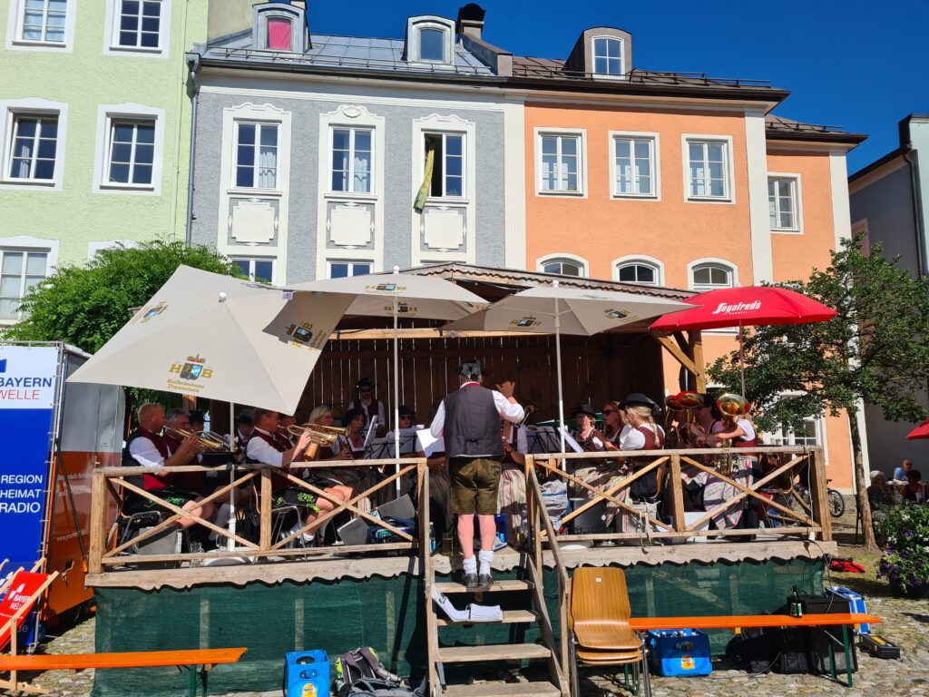 Und vom vormittaglichen Einsatz rückte auch die "Mama-Musi" an und spielte bei strahlendem Sonnenschein.