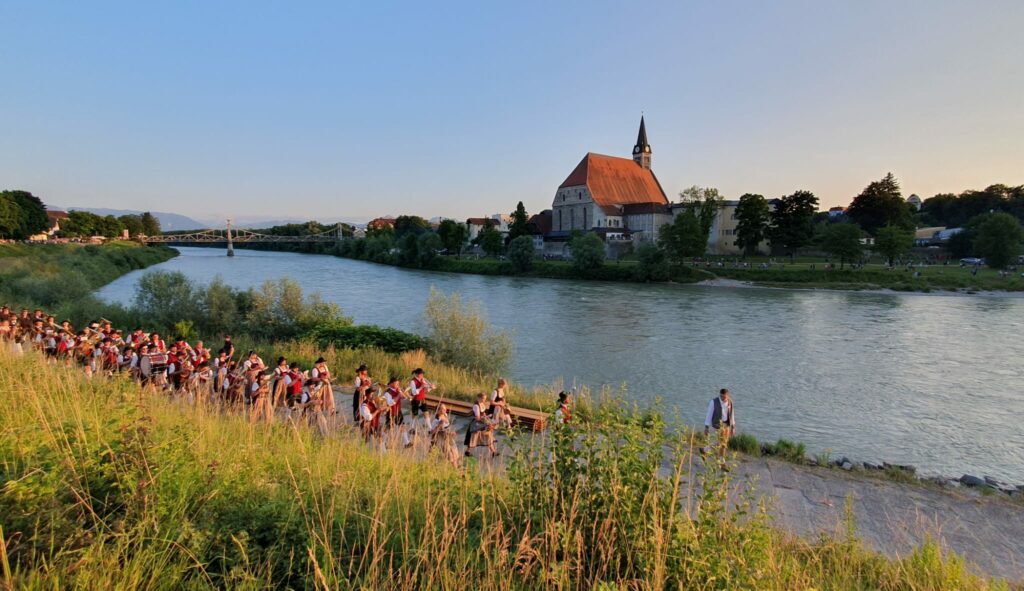 In der Salzachschleife spielten die drei Kapellen Oberndorf, Laufen und Leobendorf zwischen den Auftritten der Schützenvereine für die Menge.