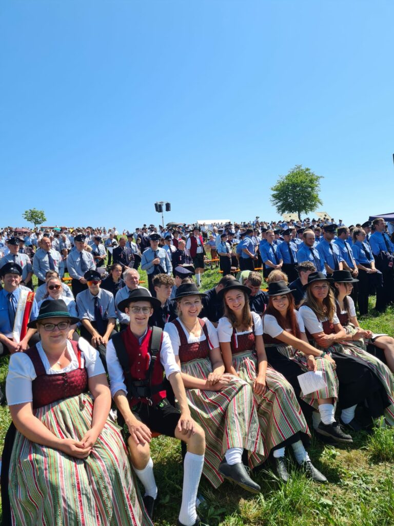 Bei strahlend blauen Himmel konnten wir den festlichen Gottesdienst in Lampoding noch besser genießen.