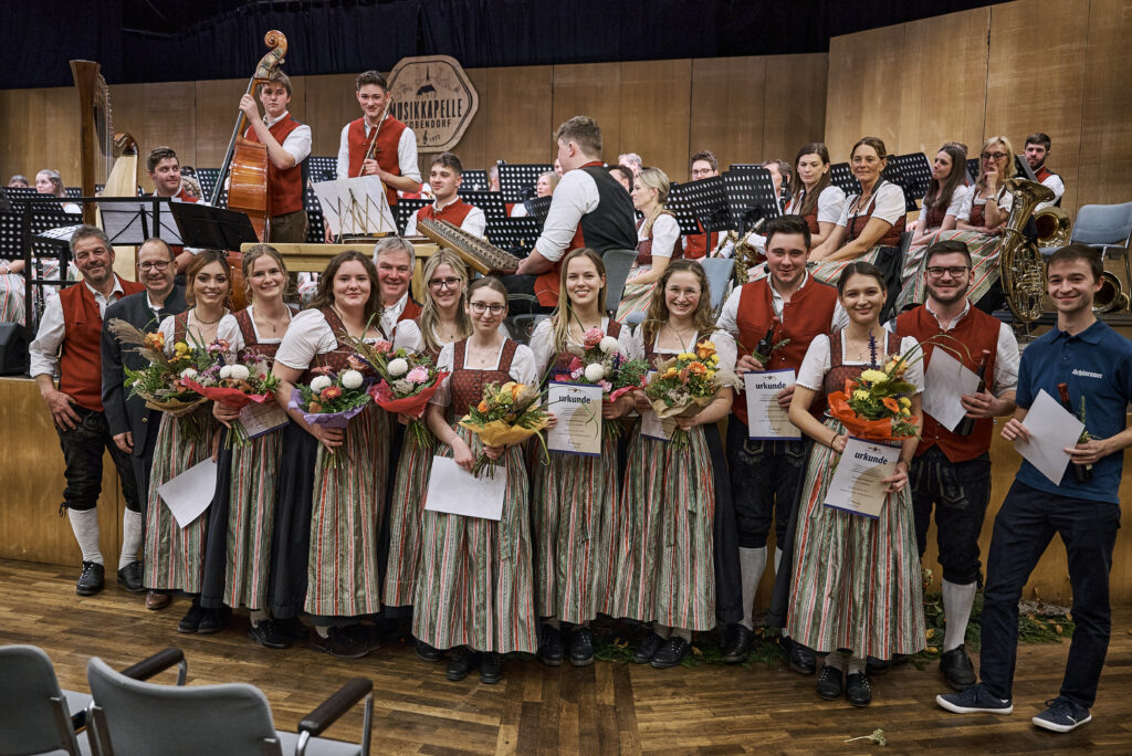 Viele Mitglieder wurden für 15 Jahre Verdienst um die Blasmusik geehrt.