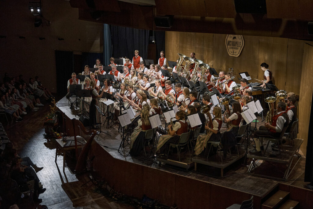 Über 50 Musikanten fanden auf der Bühne Platz.