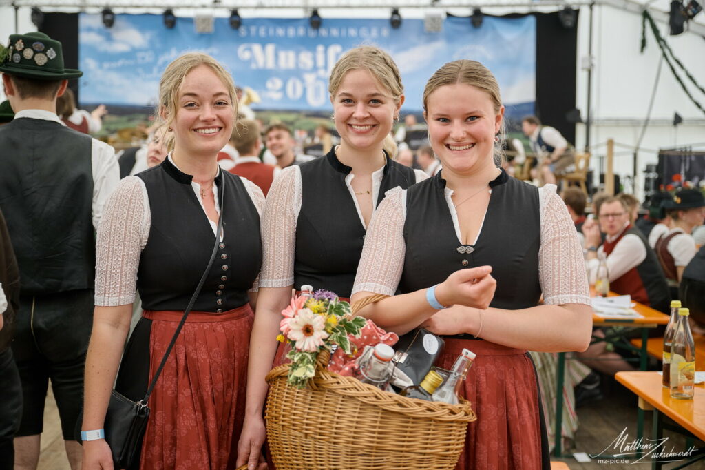 Ein großes Danke geht auch an unsere stets fleißigen Marketenderinnen! (Copyright M. Zuckschwerdt, www.matthiaszuckschwerdt.de)